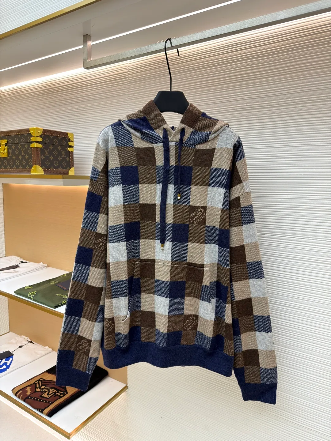 LOUIS VUITTON colorful plaid woolen sweatshirt ●Original version: purchased and developed for 24400 ●Item number: 1680883-C55 ●Fabric: wool blended fabric ●Technology: jacquard production ●Version: fitted version ●Weight: about 835 grams ●Size: XS-S-M-L ●Description: The yarn is made of [2/48 wool blended yarn], which is combined and matched with [four color fabric pieces]. This fabric piece uses [14-needle computer machine], each [weaving piece takes 280 minutes], the whole piece [four-color sesame bottom jacquard], prone to missing stitches; [hand stitching] uses [20 needles] Seam], the whole piece is composed of [7 pieces + 4 fences], the front and rear shirt legs are [double-sewn separately], the hat bones and collar bones are all wrapped with [small cylinders], and all the grids need to be in the right color, which increases the difficulty and time of sewing; the hat rope pendant needs to be [purely hand-made], which increases the time for finishing the tail. The overall wiring is straight and delicate, the fabric is comfortable and soft, and the color is consistent without color difference. It can be matched with the same style to create a fashionable look and control various occasions. Customized accessories, complete with three standards, same style for men and women!